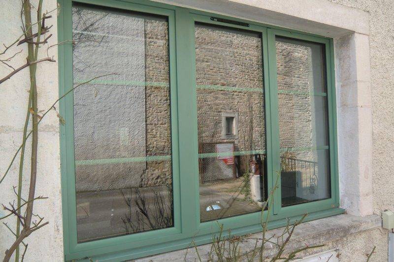 Pose et installation de fenêtres à Beaune ancienne maison fenetre verte