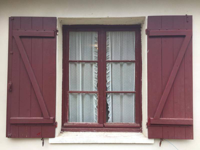 Volets et stores rideau rouge