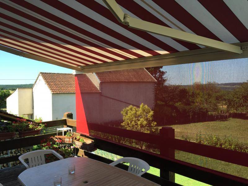 Volets et stores rouge et blanc