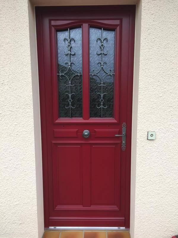 Porte d'entrée ancienne rouge