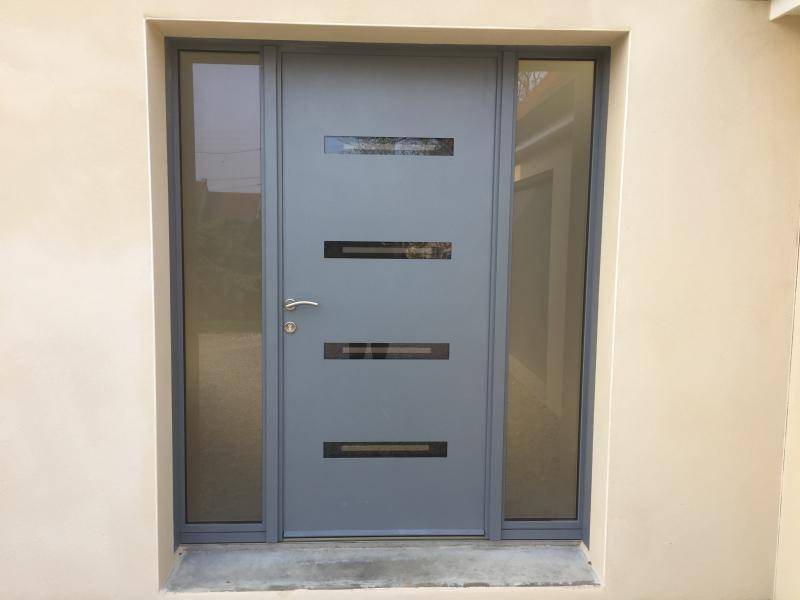 Porte d'entrée moderne grise