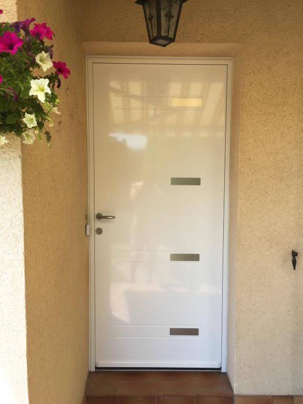 Porte d'entrée moderne blanche