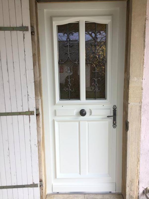 Porte d'entrée ancienne blanche